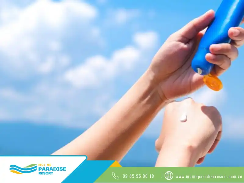 Mang kem chống nắng khi tham quan Ghềnh đá Mũi Né