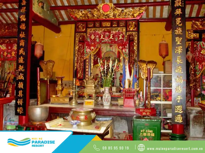 Không gian bên trong chùa Ông Phan Thiết