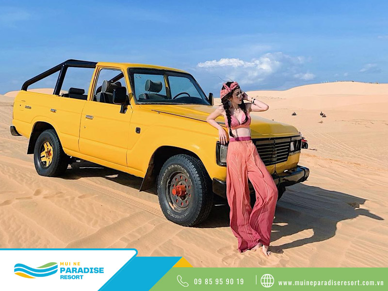 Đi đồi cát Mũi Né nên mặc gì - Phụ kiện không chỉ hỗ trợ bảo vệ sức khỏe trước nắng gió đặc trưng mà còn giúp bạn có những bức ảnh đẹp và ấn tượng hơn.