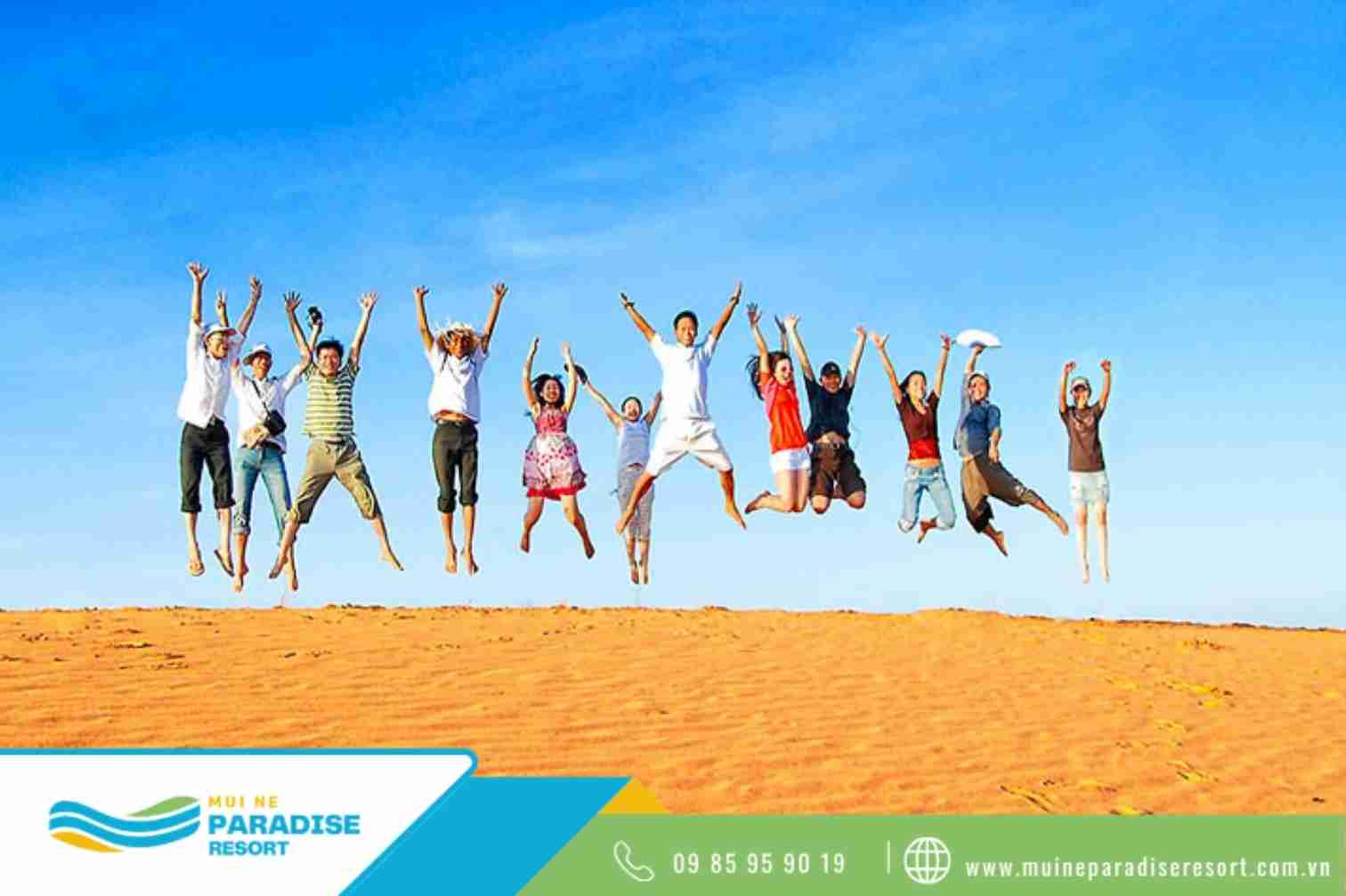 Team building Mũi Né - Chụp hình kỷ niệm trên đồi cát