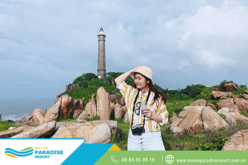 Những điểm tham quan ở Mũi Né - Chụp ảnh cùng ngọn hải đăng phía sau