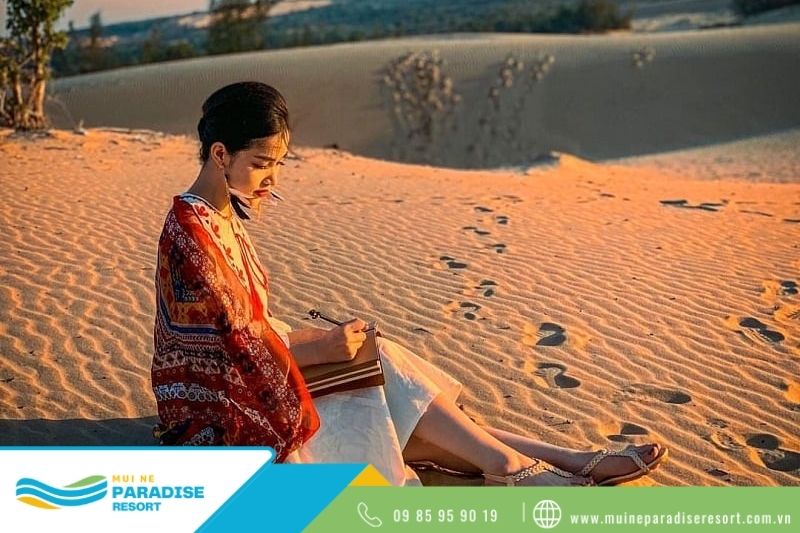 Những điểm tham quan ở Mũi Né - Chụp hình trên đồi cát đỏ dưới ánh hoàng hôn dần buông