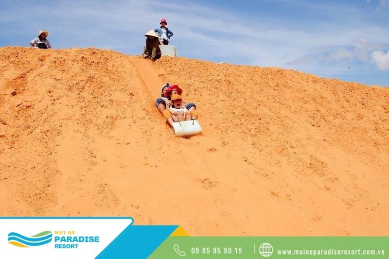 Địa điểm du lịch cho gia đình có trẻ nhỏ - Trẻ nhỏ có thể chơi trò trượt ván trên Đồi Cát Bay