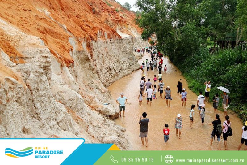 Địa điểm du lịch cho gia đình có trẻ nhỏ - Với dòng nước khá cạn thích hợp cho gia đình có trẻ nhỏ trải nghiệm