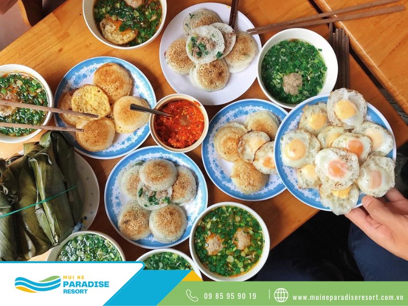 Phan Thiết specialty cakes - Bánh căn is often served with braised fish sauce or meatballs