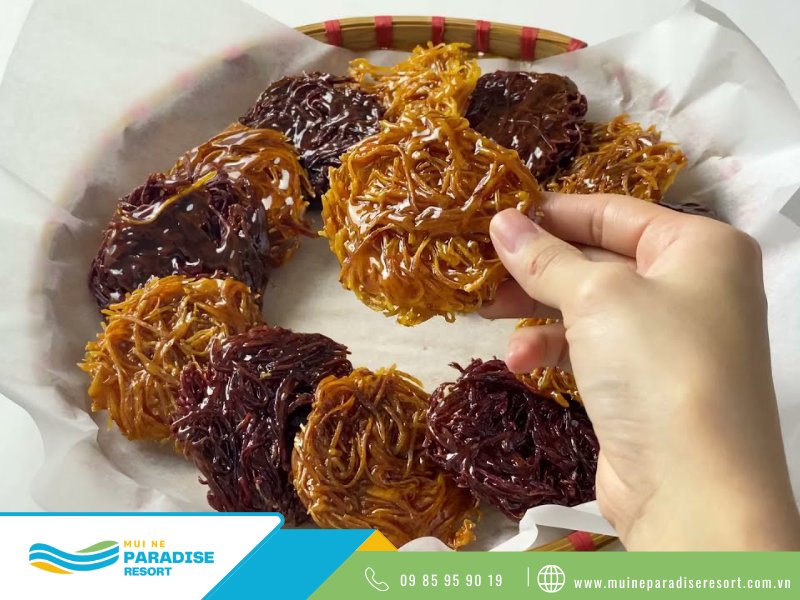 Phan Thiết specialty cakes - Bánh rế is crispy with a slightly chewy sugar coating