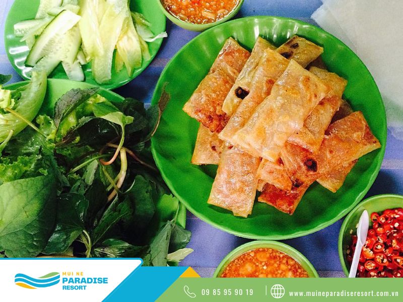 Chả lụi Hàm Tân - Chả lụi thường ăn kèm các loại rau sống như xoài, rau thơm, dưa leo