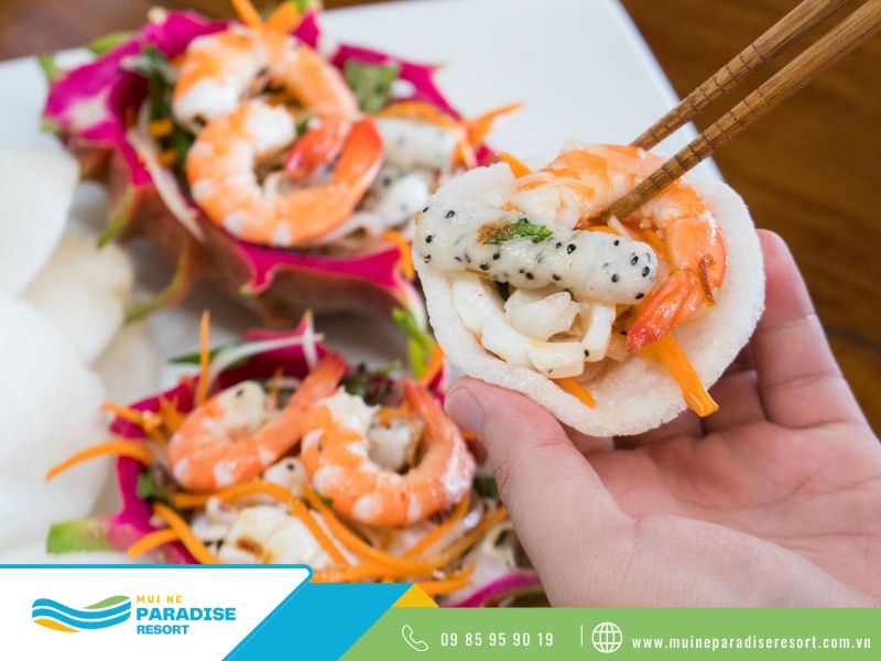 Gỏi Hải Sản Thanh Long Phan Thiết - Món gỏi thường ăn kèm với bánh phồng tôm
