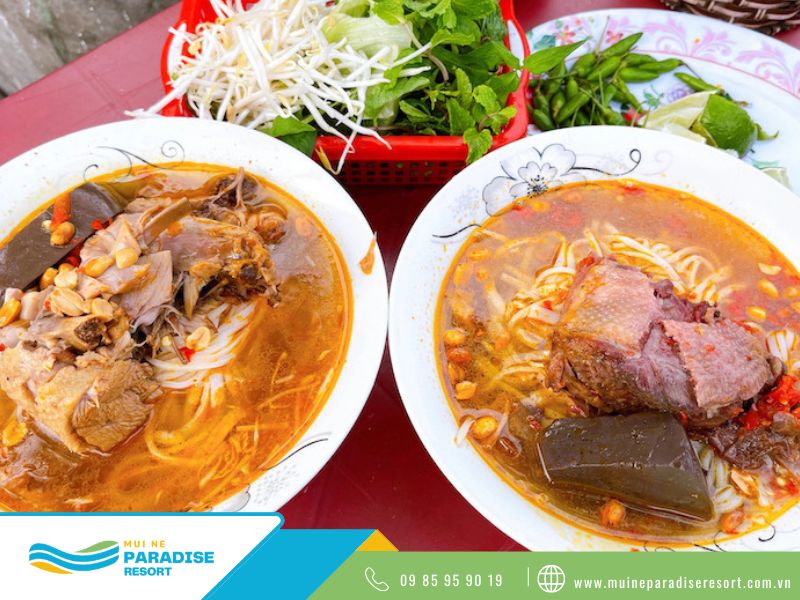 Mì Quảng Phan Thiết - Nên ăn kèm rau sống và vắt chanh để trung hòa vị giác khi ăn