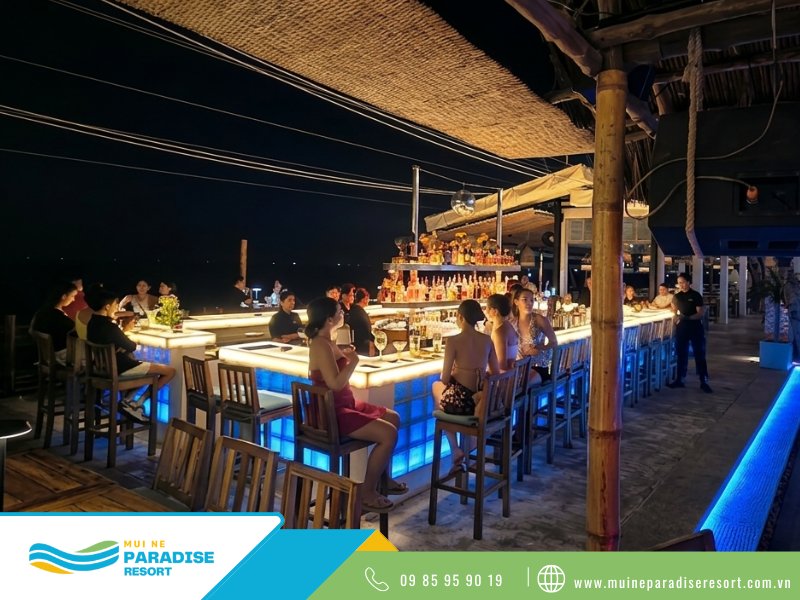 quán bar Mũi Né - Nirvana Beach Club với thiết kế không gian mở, sát bờ biển
