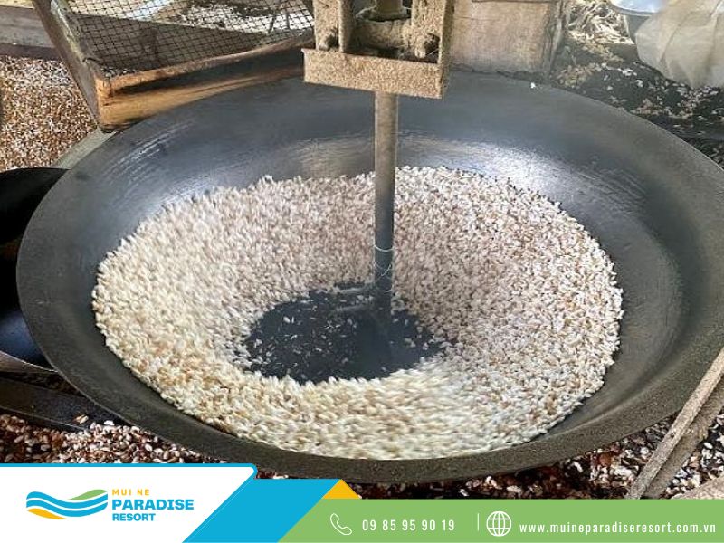 Bánh Cốm Sữa Phan Thiết - Quá trình rang nổ phần nếp