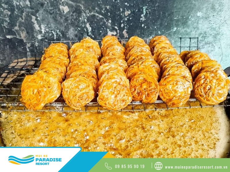 Bánh Rế Phan Thiết - Quá trình trộn khoai với đường trên chảo dầu
