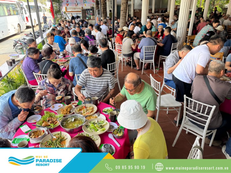 nhà hàng view biển Mũi Né - Thực khách tại nhà hàng Lacheln rất đông
