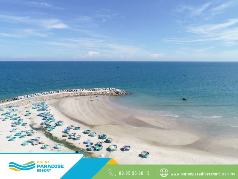 Mũi Né Bình Thuận Beach - Panoramic view of Ông Địa Beach with many basket boats lined up on the shore