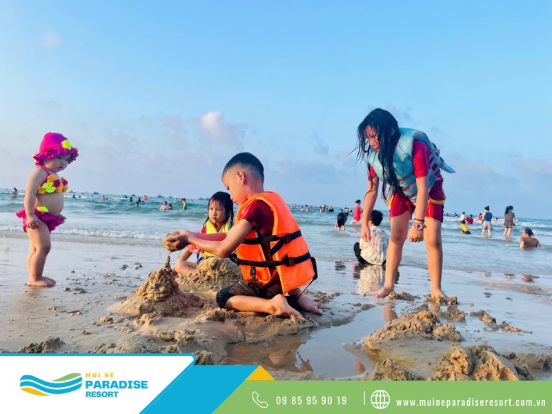 Hoạt Động Cho Trẻ Em Du Lịch Mũi Né - Bé chơi nghịch cát tại bờ biển