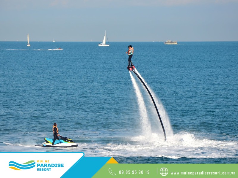 Flyboard Mũi Né - Cần có huấn luyện viên phía dưới để hỗ trợ người chơi