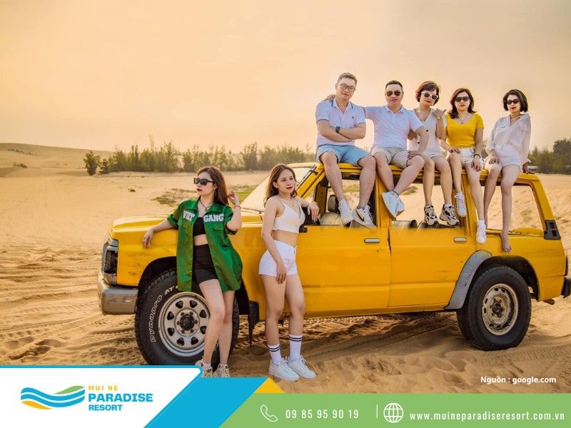 Hoạt Động Trải Nghiệm Ở Mũi Né - Chụp hình bên xe Jeep