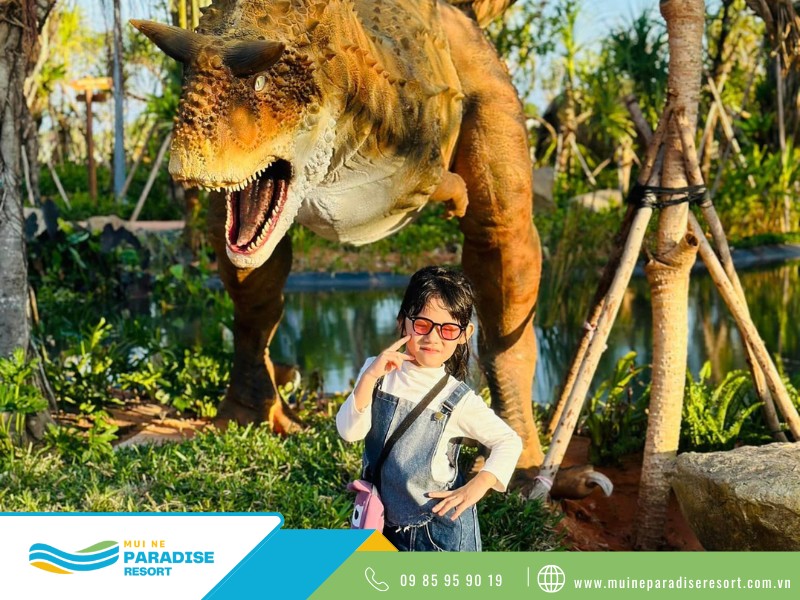 Hoạt Động Cho Trẻ Em Du Lịch Mũi Né - Chụp hình với mô hình khủng long