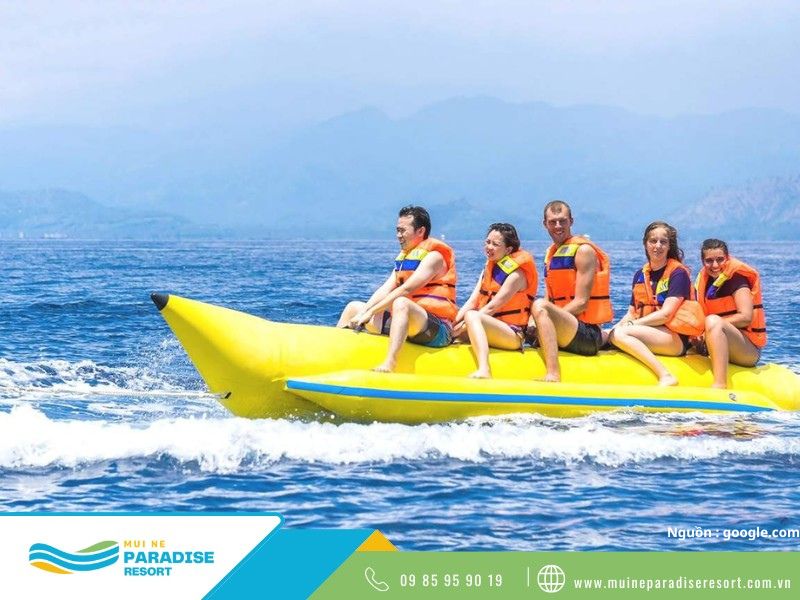 Lướt phao chuối Mũi Né - Người chơi bám chặt tay cầm trên phao và để cano kéo đi