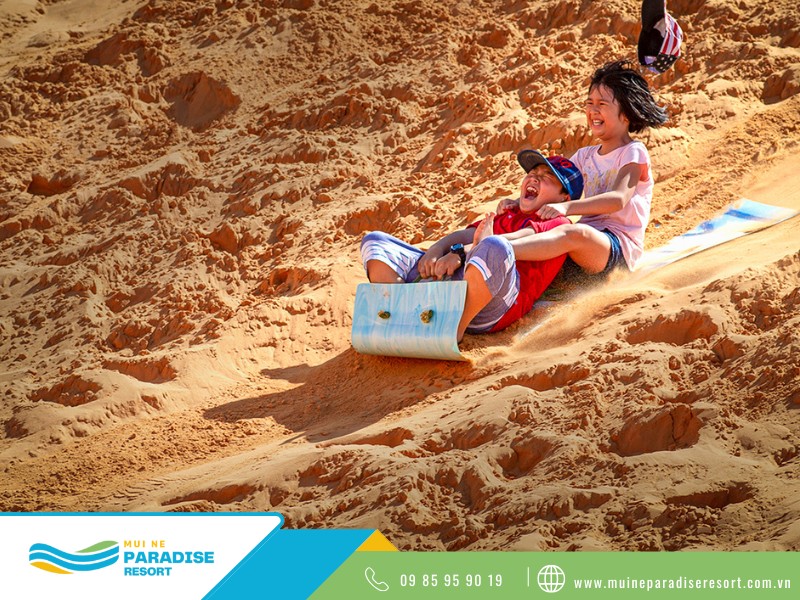 Hoạt Động Cho Trẻ Em Du Lịch Mũi Né - Trẻ chơi trượt ván tại đồi cát
