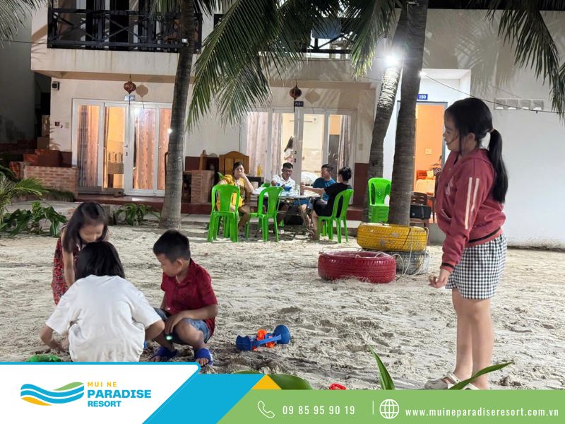 Các bé có không gian vui chơi ngay trong khuôn viên resort