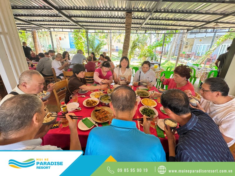 Nếu có người lớn tuổi trong đoàn cần báo trước để nhà hàng điều chỉnh món ăn