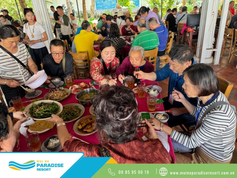 Bàn tiệc với thực đơn cơ bản dành cho khách đoàn