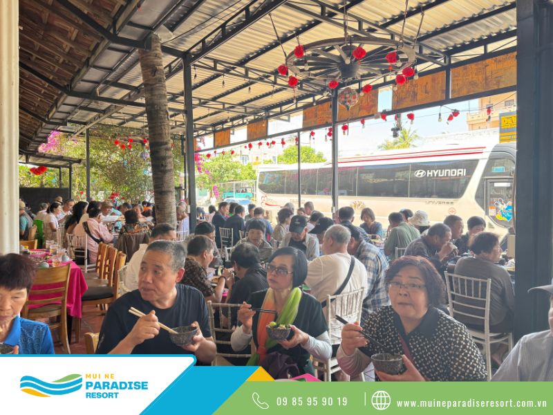 Khách đoàn thưởng thức bữa trưa tại nhà hàng Lacheln