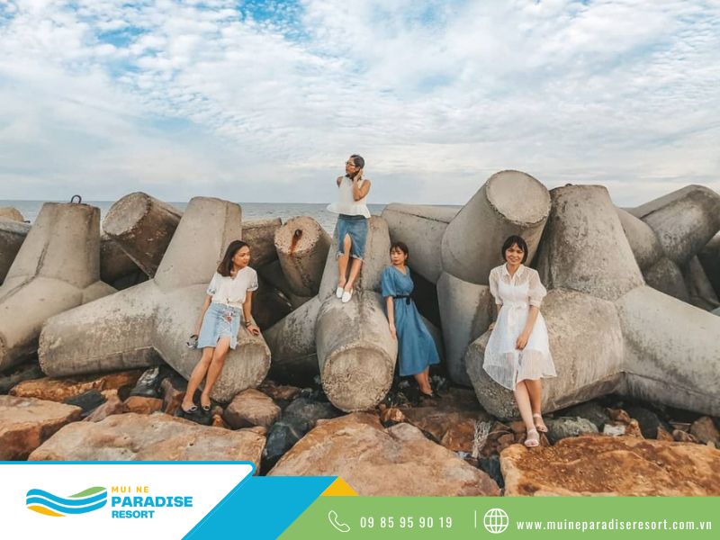 Check-in bên bãi đá tại Bãi tắm Ông Địa Mũi Né.