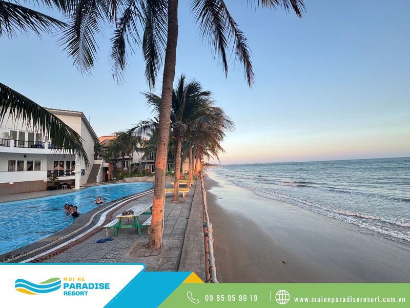 Hồ bơi và biển tại resort Mũi Né